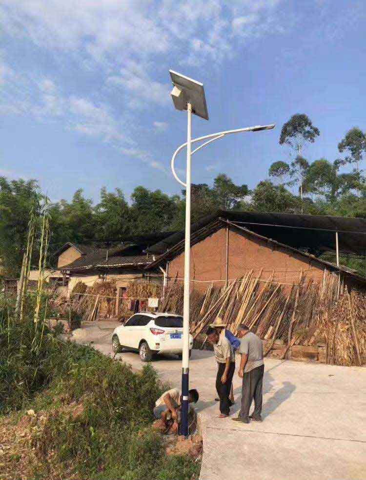 在路上隨處可見的太陽(yáng)能路燈
